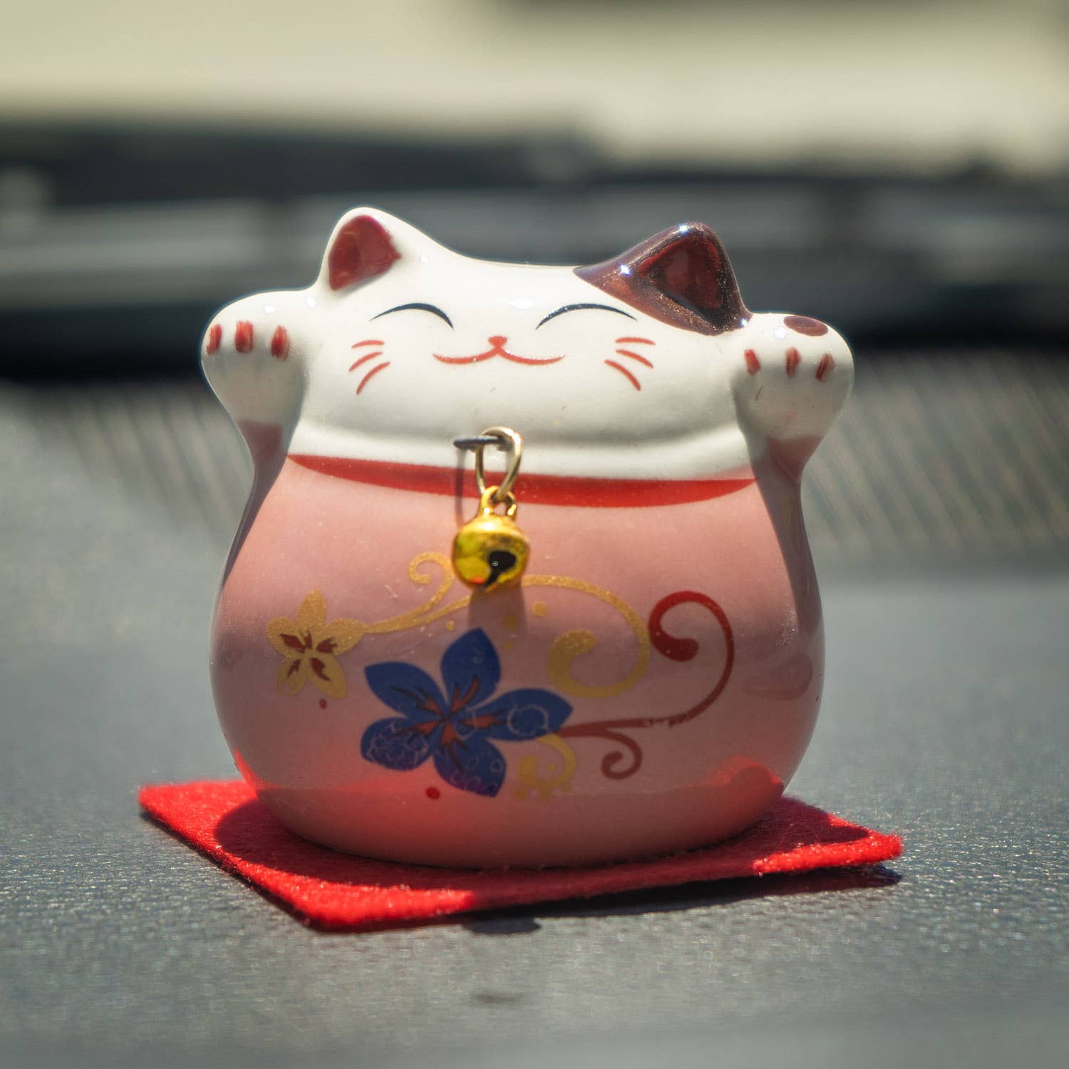 Maneki Neo Lucky Cat FigurinetevanaaManeki Neo Lucky Cat Figurine